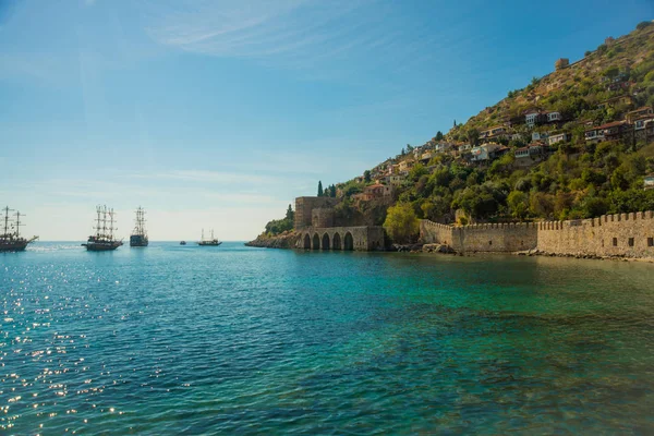Tersane Tersane, Alanya tarihi tersane. Binanın iç kemerli. Denizde yelkenli gemiler. Alanya Yarımadası, Antalya bölgesinde, Türkiye, Asya