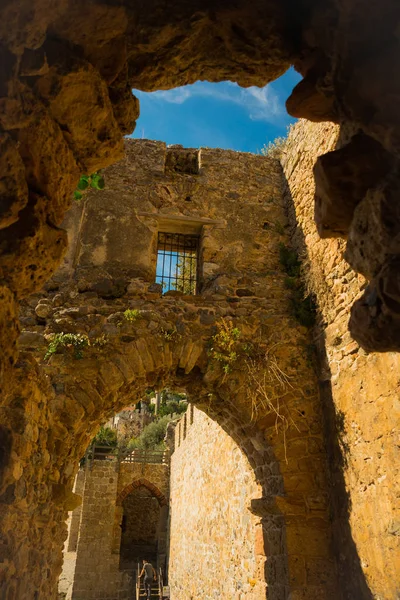 石の要塞構造と要塞の城壁 アンタルヤ アランヤ地区トルコ アジア — ストック写真