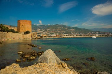 Kızıl Kule kule. Şehir ve dağ manzaralı, kırmızı kule ve turkuaz deniz güzel manzara. Alanya, Antalya Türkiye Asya bölge