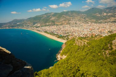 Üstten görünüm Kleopatra Beach. Güzel deniz mavi ve turkuaz. Alanya Yarımadası, Antalya bölgesinde, Türkiye, Asya