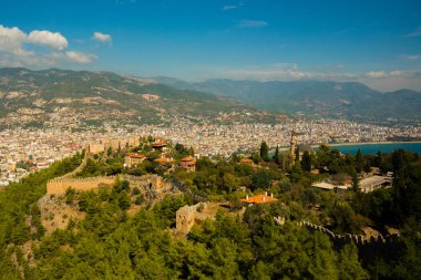 Duvarları eski kale, şehir, dağlar ve deniz manzarası. Alanya Yarımadası, Antalya bölgesinde, Türkiye, Asya