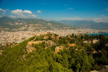 Alanya Kalesi. Duvarları eski kale, şehir, dağlar ve deniz manzarası. Alanya Yarımadası, Antalya bölgesinde, Türkiye, Asya