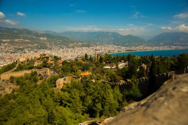 Alanya Kalesi. Duvarları eski kale, şehir, dağlar ve deniz manzarası. Alanya Yarımadası, Antalya bölgesinde, Türkiye, Asya
