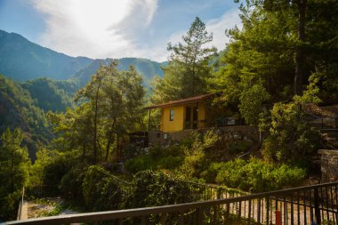 Alanya Yarımadası, Antalya bölgesinde, Türkiye, Asya: dağlar ve ev ile güzel manzara. Dim Mağarası'na derecelerine edebilirim.