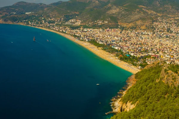 Üstten görünüm Kleopatra Beach. Güzel deniz mavi ve turkuaz. Alanya Yarımadası, Antalya bölgesinde, Türkiye, Asya
