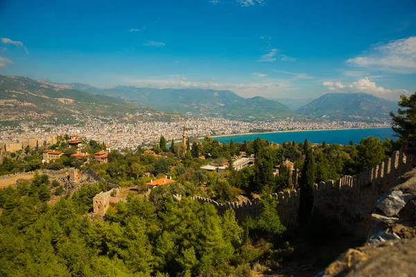 Alanya Kalesi. Duvarları eski kale, şehir, dağlar ve deniz manzarası. Alanya Yarımadası, Antalya bölgesinde, Türkiye, Asya