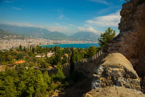Alanya Kalesi. Duvarları eski kale, şehir, dağlar ve deniz manzarası. Alanya Yarımadası, Antalya bölgesinde, Türkiye, Asya