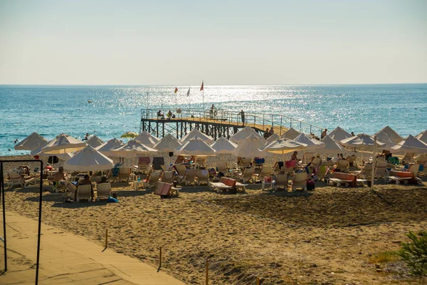 Playa Tropical Con Arena Amarilla Para Vacaciones Verano Península Alanya — Foto de Stock