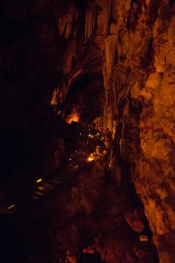 Loş taş doku mağara. Yeraltı peyzaj sarkıt. Alanya, Antalya bölgesi, Türkiye