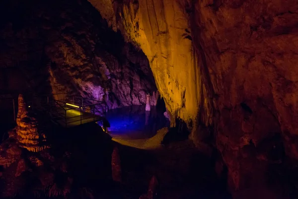 Cueva Dim Textura Piedra Lago Subterráneo Azul Dentro Cueva Alanya — Foto de Stock