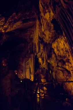 Loş taş doku mağara. Yeraltı peyzaj sarkıt. Alanya, Antalya bölgesi, Türkiye