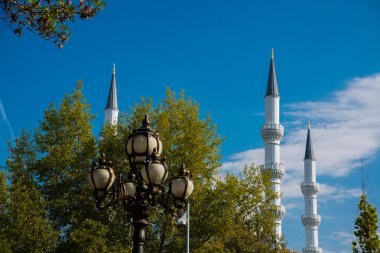 Müslüman Camii mavi gökyüzü arka plan üzerinde. Ankara Türkiye'nin şehir sermaye.
