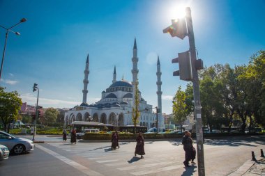 Müslüman Camii mavi gökyüzü arka plan üzerinde. Ankara Türkiye'nin şehir sermaye.