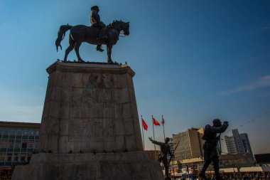 Ankara, Türkiye - Atatürk Anıtı Şehir merkezinde, Ulus kare gösterilir. Eski Şehir Merkezi Ankara büyük şehir Türkiye ulus olduğunu