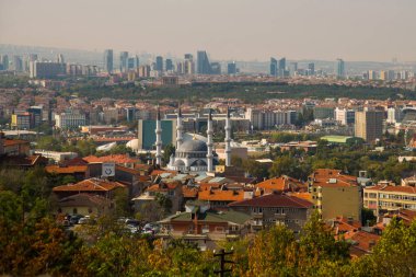 Yaz aylarında güneşli havalarda gurur Türk başkentinde en iyi görünümü. Eski evleri ve gökdelenler. Ankara, Türkiye.