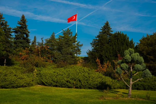 Ancara Capital Turquia Bandeira Vermelha Turca Está Desenvolvendo Vento Parque — Fotografia de Stock