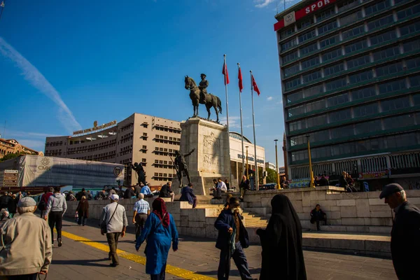 Ankara, Türkiye - Atatürk Anıtı Şehir merkezinde, Ulus kare gösterilir. Eski Şehir Merkezi Ankara büyük şehir Türkiye ulus olduğunu