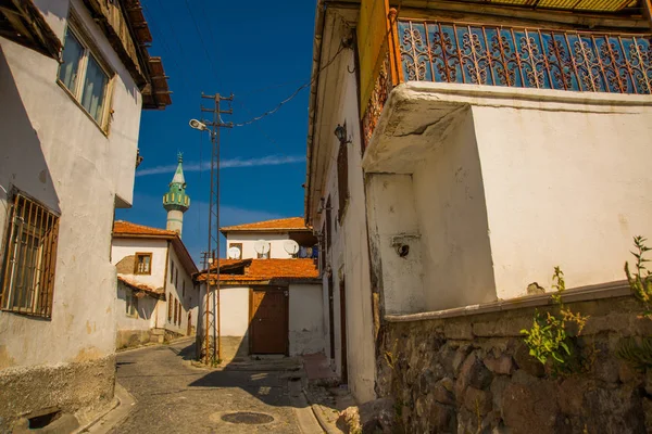 Ulicy Domami Bezpańskich Minaret Meczetu Ankara Jest Stolicą Turcja — Zdjęcie stockowe