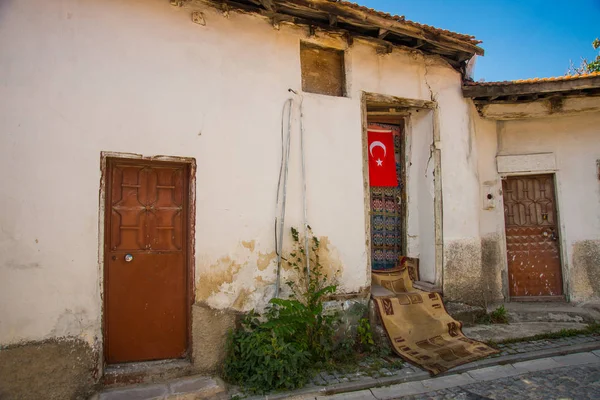 Den Turkiska Flaggan Dörren Landskap Med Gamla Turkiska Husen Området — Stockfoto