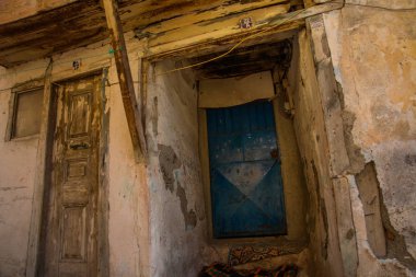 Kale yakın alanda eski Türk evleri ile manzara. Ankara, Türkiye.