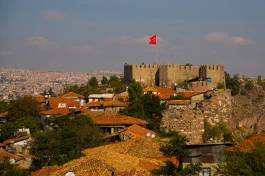 Ankara Kalesi. Kale taş duvar ve Türk bayrağı görünümünü. Ankara Türkiye'nin şehir sermaye.