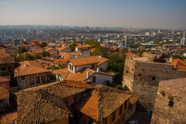 Ankara Kalesi manzarası. Kiremitli çatıları ve gökdelenler ile evler. Türkiye'nin başkenti yukarıda şehir panoraması. Ankara, Türkiye.