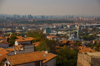 Ankara Kalesi manzarası. Kiremitli çatıları ve gökdelenler ile evler. Türkiye'nin başkenti yukarıda şehir panoraması. Ankara, Türkiye.