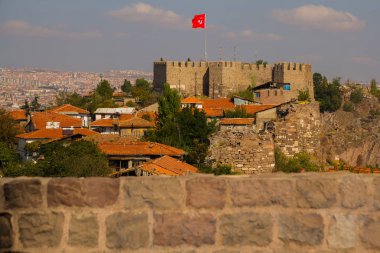 Ankara Kalesi. Kale taş duvar ve Türk bayrağı görünümünü. Ankara Türkiye'nin şehir sermaye.