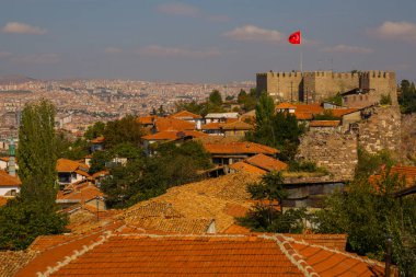 Ankara Kalesi. Kale taş duvar ve Türk bayrağı görünümünü. Ankara Türkiye'nin şehir sermaye.