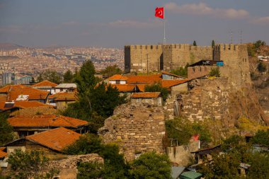 Ankara Kalesi. Kale taş duvar ve Türk bayrağı görünümünü. Ankara Türkiye'nin şehir sermaye.