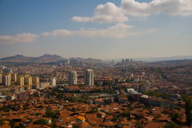 Ankara Kalesi manzarası. Kiremitli çatıları ve gökdelenler ile evler. Türkiye'nin başkenti yukarıda şehir panoraması. Ankara, Türkiye.