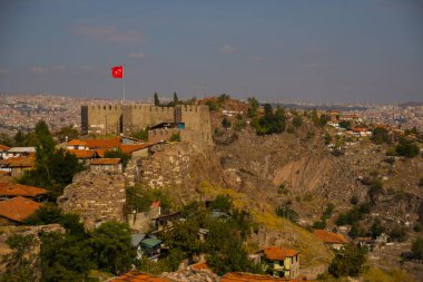 Ankara Kalesi. Kale taş duvar ve Türk bayrağı görünümünü. Ankara Türkiye'nin şehir sermaye.