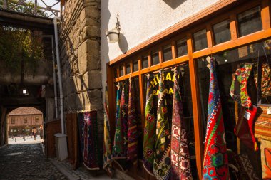 Ankara, Türkiye, Ankara Kalesi: Eski bazar bir güzel yaz günü Ankara'da sokak. Sokak halı pazarının ortasında nerede satılıyor.