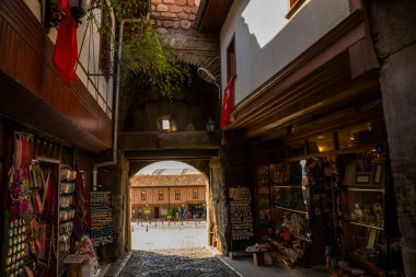 Ankara, Türkiye, Ankara Kalesi.: bir güzel yaz gününde eski ın Bazaarı Sokağı. Geleneksel Türk Hatıra Eşyası ile turistler için Pazar.