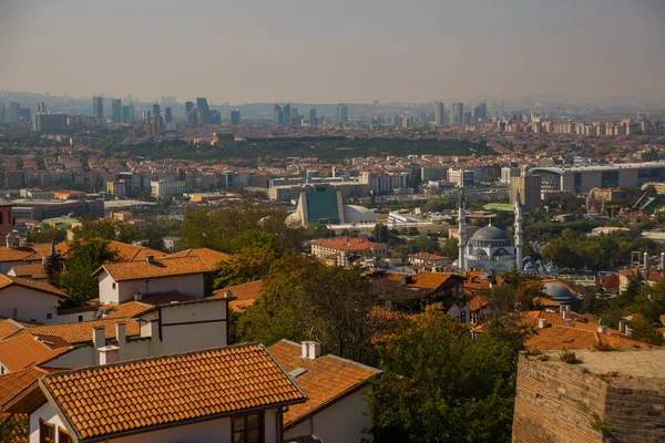 アンカラ城からの眺め 瓦の屋根や高層ビルの住宅 トルコの首都の上から市内のパノラマ アンカラ トルコ — ストック写真