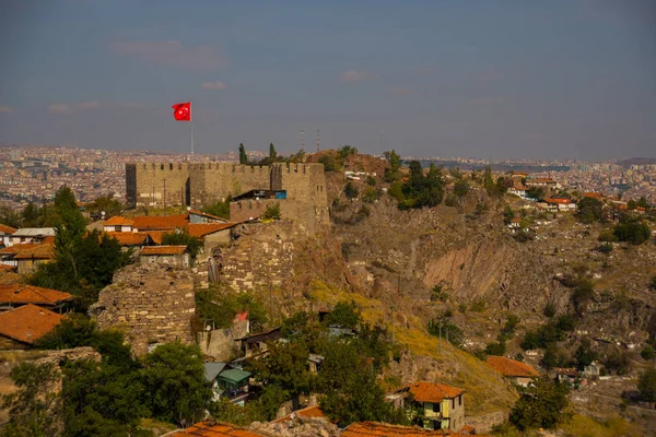 Istana Ankara Pemandangan Benteng Tembok Batu Dan Bendera Turki Ibukota — Stok Foto