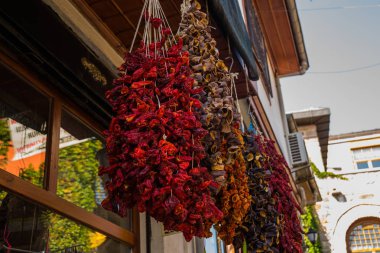 Ankara, Türkiye, ın Bazaarı: kurutulmuş kırmızı biber ve diğer baharatlar satışı. Eski geleneksel Türk pazarı Caddesi güneşli havalarda