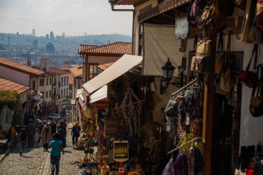 Ankara, Türkiye: Ankara Kaleiçi içinde çarşı alışveriş eski yerleşim alanı içinde Ankara Kalesi, Ankara, Türkiye'nin ünlü dönüm noktası insanlar.