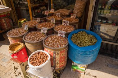 Ankara, Türkiye, ın Bazaarı: baharat satış ve nutsold geleneksel Türk pazarı güneşli havalarda sokak