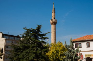 Güzel cami minareleri mavi gökyüzü arka plan ile. Ankara Türkiye'nin şehir sermaye
