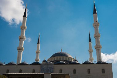 Güzel cami minareleri mavi gökyüzü arka plan ile. Kocatepe Camii. Ankara Türkiye'nin şehir sermaye