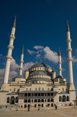 Güzel cami minareleri mavi gökyüzü arka plan ile. Kocatepe Camii. Ankara Türkiye'nin şehir sermaye