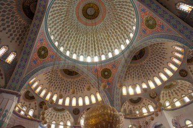 Kocatepe Camii Caminin güzel iç. Oryantal süsler, doku ve desen tavanda. Ankara Türkiye'nin şehir sermaye