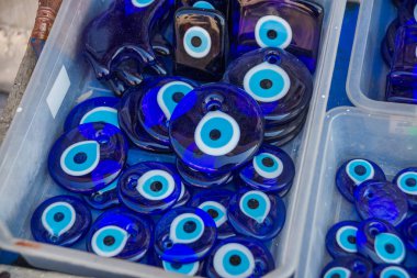 Geleneksel mavi kötü gözleri Türk Hatıra şube ağaç üzerinde korumak. Market, Bazaar satışında. Ankara. Türkiye