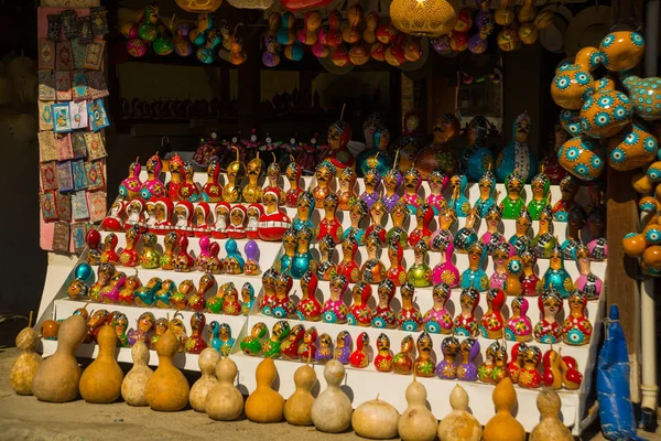 Renkli Oyuncaklar Hatıra Eşyası Kız Noel Baba Geleneksel Bir Pazarın — Stok fotoğraf