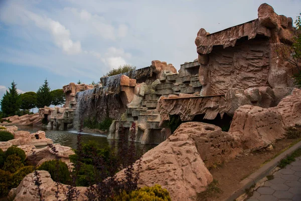 Hermosa Cascada Decorativa Con Piedras Park Selale Eskisehir Turquía Eskisehir — Foto de Stock