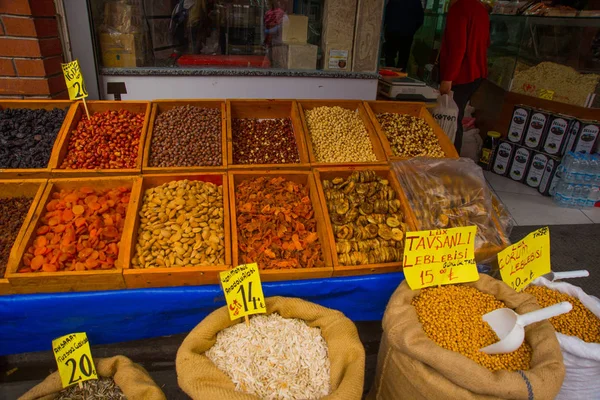 Eskişehir, ın Bazaarı: baharat satış ve nutsold geleneksel Türk pazarı güneşli havalarda sokak