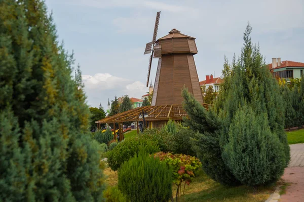 Molino Viento Con Cielo Como Fondo Hermoso Paisaje Verano Parque —  Fotos de Stock