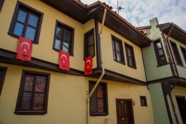 Eskisehir, Türkiye: Sokaklarda Türk bayrağı olan geleneksel bir ev. Eskisehir Türkiye 'de daha popüler bir turizm arızası.