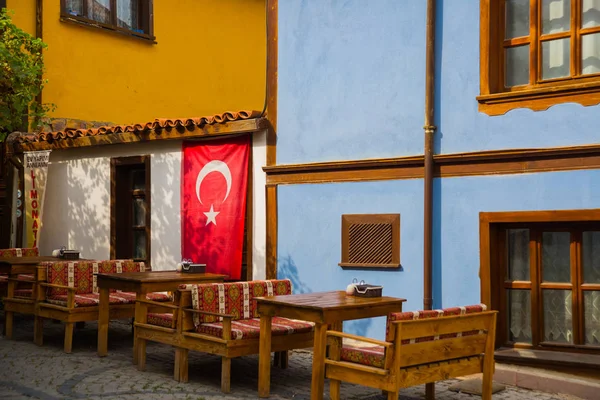 Eskisehir Turki Rumah Tradisional Dengan Bendera Turki Dan Menara Masjid — Stok Foto